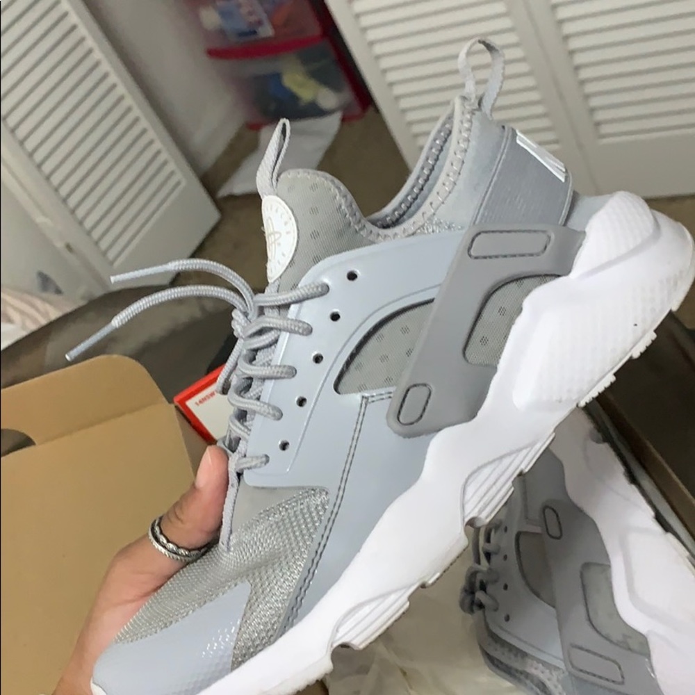 Like new grey huarache runs. Worn once